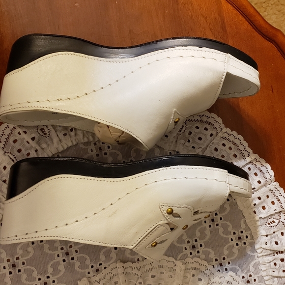 New Spring Step White Sandals - Picture 6 of 12